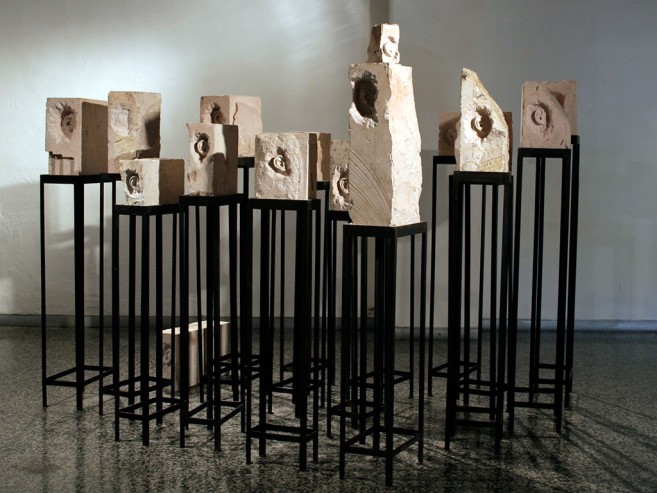 Retrato de la Masa (lote), 2007-2008 / Piedra caliza tallada y metal / Dimensiones variables