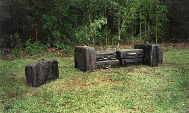 In tran/sit, 2002 / Concreto sólido y metal / Maletas a tamaño real / Maletas a tamaño real