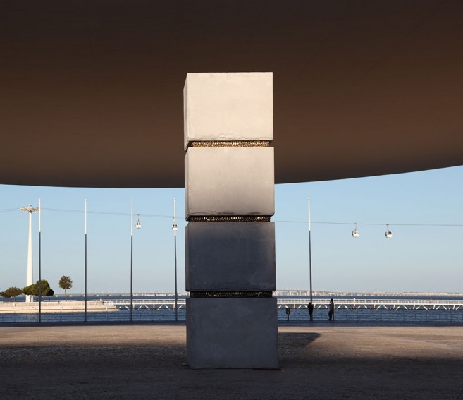Stress (monumental), 2010 / Concreto y bronce fundido / 860 x 200 x 200 cm