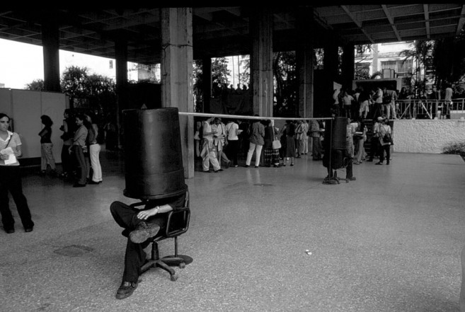Secreter  (con Iván Capote), 1999 / Performance con sillas y objeto de metal y plástico