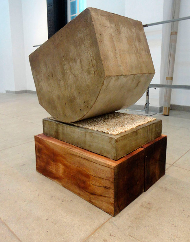 Stress (in memoriam), 2004-2012 / Concreto, madera y dientes humanos / 85 x 65 x 53 cm