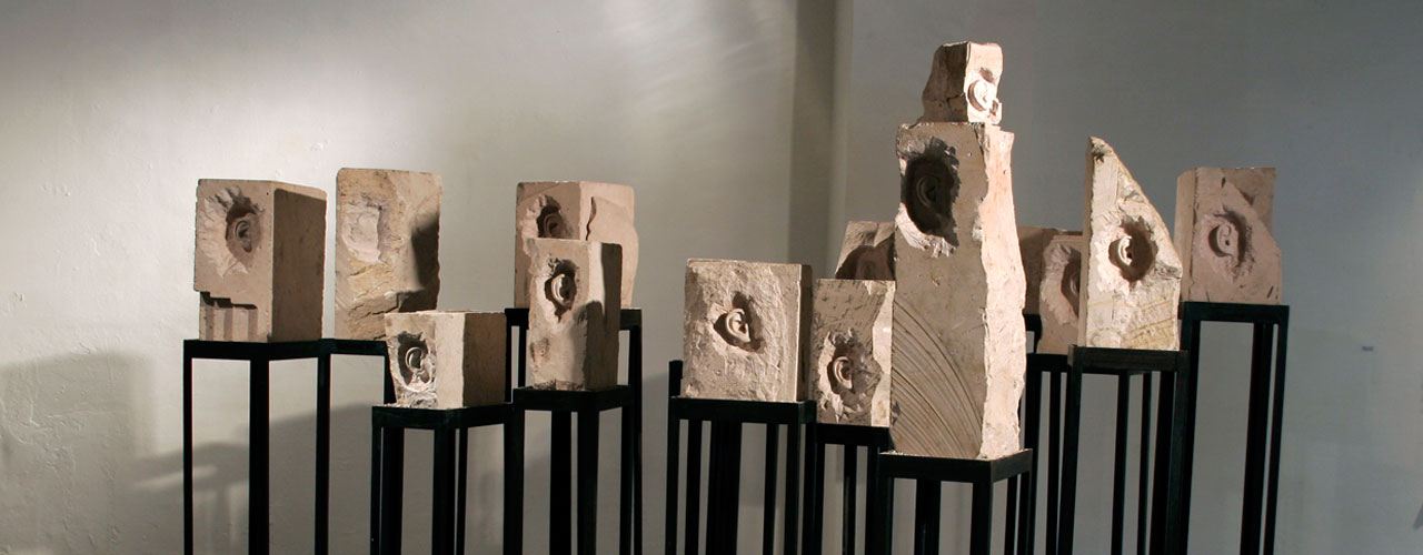 Retrato de la Masa (lote), 2007-2008 / Piedra caliza tallada y metal / Dimensiones variables