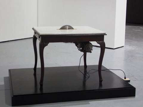 Lección de diplomacia (agreement table), 2015 / Madera, mármol, motor y mecanismo con hoja de sierra / 88 x 101.5 x 89 cm