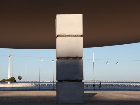 Stress (monumental), 2010 / Concreto y bronce fundido / 860 x 200 x 200 cm