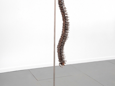 Hombre Nuevo, 2014 / Esposas reales, bronce fundido y estructura de acero inoxidable / 221.5 x  61 x 46 cm