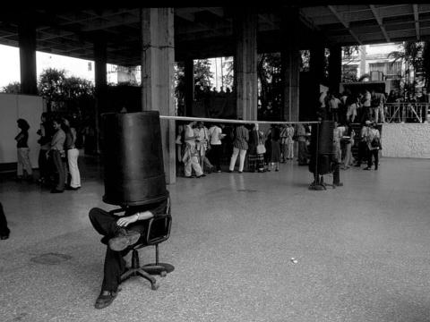 Secreter  (con Iván Capote), 1999 / Performance con sillas y objeto de metal y plástico