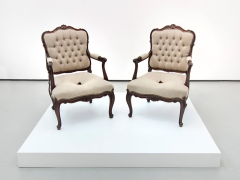 Lección de diplomacia (nose chair ), 2014 - 2015 / Caoba tallada y lino / 101.5  x 61 x 68.5 cm