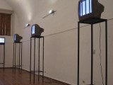 Entertainment, 2003 (detalle) / Concreto fundido, yeso, acero, luces azules / Dimensiones variables