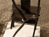 Doctrina, 2011 / Bronce fundido y esposas reales / Dimensiones variables