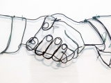 Lección de diplomacia (handshake), 2015 (detalle) / Cable eléctrico, alambre de cobre, vidrio y metal / Dimensiones variables