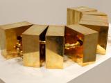 Beautiful People (after party), 2010 / Obra abierta, 10 bloques de bronce fundido y bisagras / 125 x 25 x 25 cm