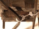 Doctrina, 2011 / Bronce fundido y esposas reales / Dimensiones variables