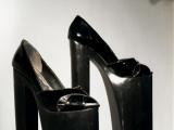 Top feminist / 2002-2008, Zapatos, madera y pintura, 245 x 50 x 50 cm