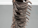 Hombre Nuevo, 2014 ( Detalle ) / Esposas reales, bronce fundido y estructura de acero inoxidable / 221.5 x  61 x 46 cm
